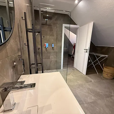 Modern House Auf 2 Etagen, Garten, Barbecue, Contactless Check-in, Free Parking Apartment *