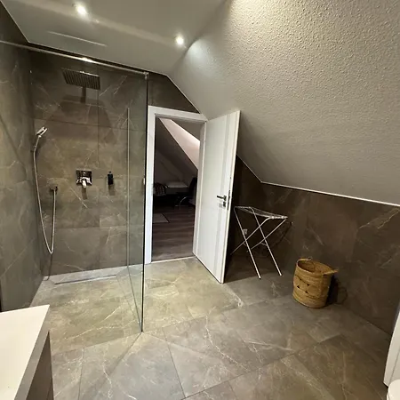 Modern House Auf 2 Etagen, Garten, Barbecue, Contactless Check-in, Free Parking Apartment *