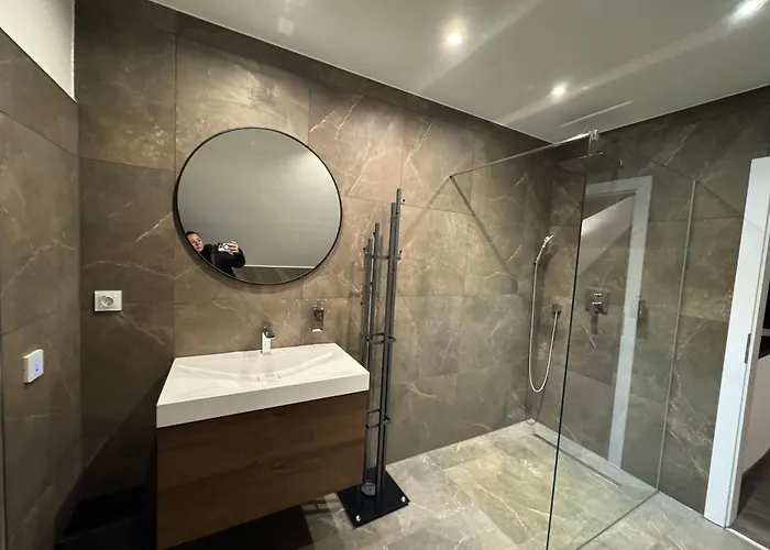 Modern House Auf 2 Etagen, Garten, Barbecue, Contactless Check-in, Free Parking *